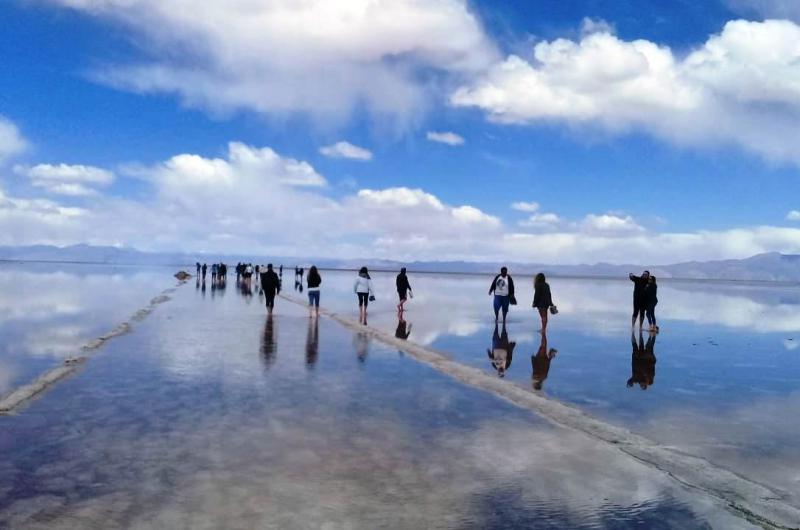 Las Salinas Grandes bajo un manto de agua cristalina