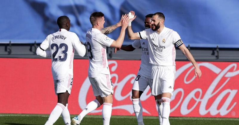 Real Madrid superoacute a Valencia y no le pierde pisada al  Atleacutetico Madrid