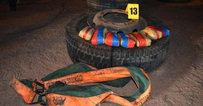 Secuestran 273 kilos de cocaiacutena dentro de las cubiertas de un camioacuten