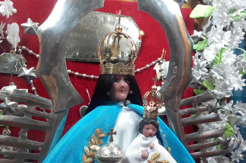 Tilcarentildeos rezan la Novena a la Virgen del abra de Punta Corral