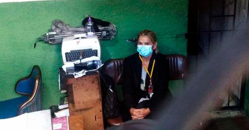 La fiscaliacutea pidioacute seis meses de prisioacuten preventiva para Jeanine Aacutentildeez en Bolivia