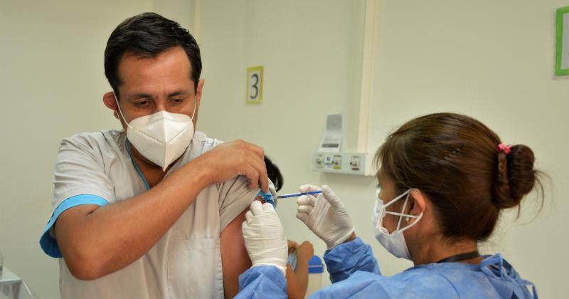En el hospital Snopek comenzoacute la inmunizacioacuten con dosis de Sinopharm