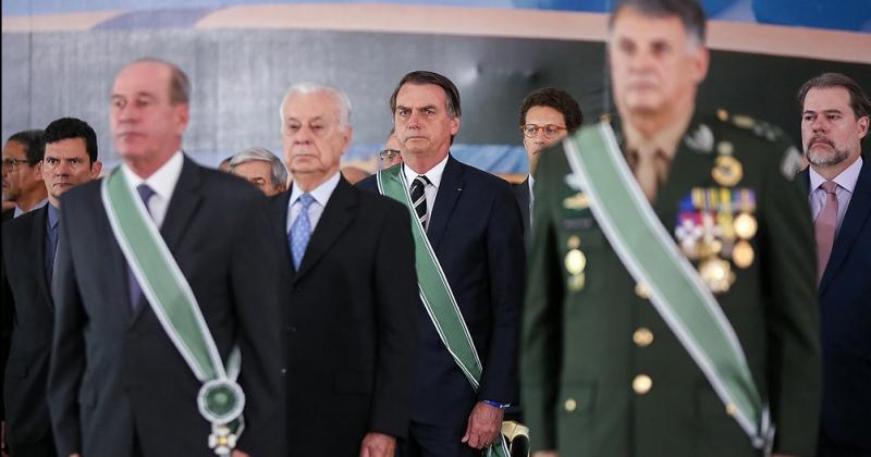 Bolsonaro ahora destituyoacute a los tres jefes de las Fuerzas Armadas