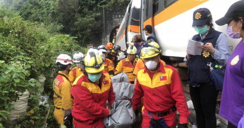 Al menos 51 muertos y 146 heridos tras descarrilar un tren en Taiwaacuten
