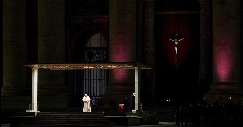El papa Francisco presidioacute en la Plaza San Pedro el Viacutea Crucis