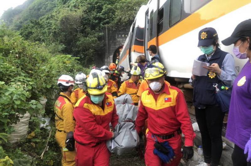 Al menos 51 muertos y 146 heridos tras descarrilar un tren en Taiwaacuten