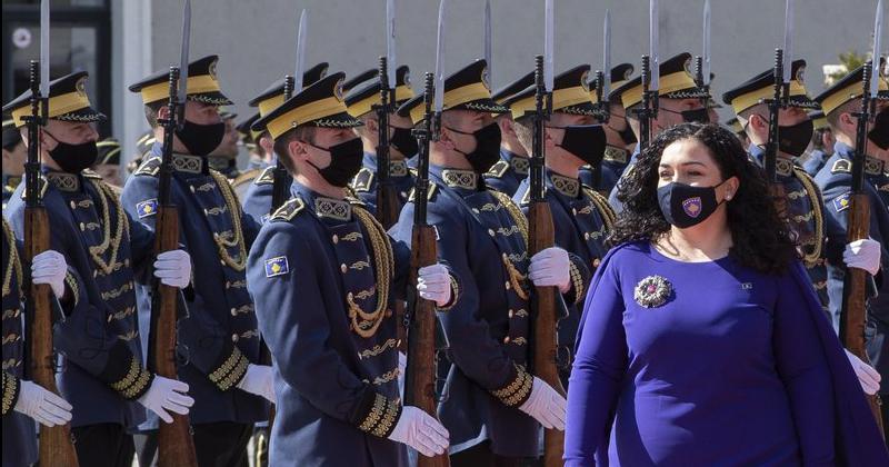 Asumioacute la presidenta de Kosovo la jefa de estado maacutes joacuteven