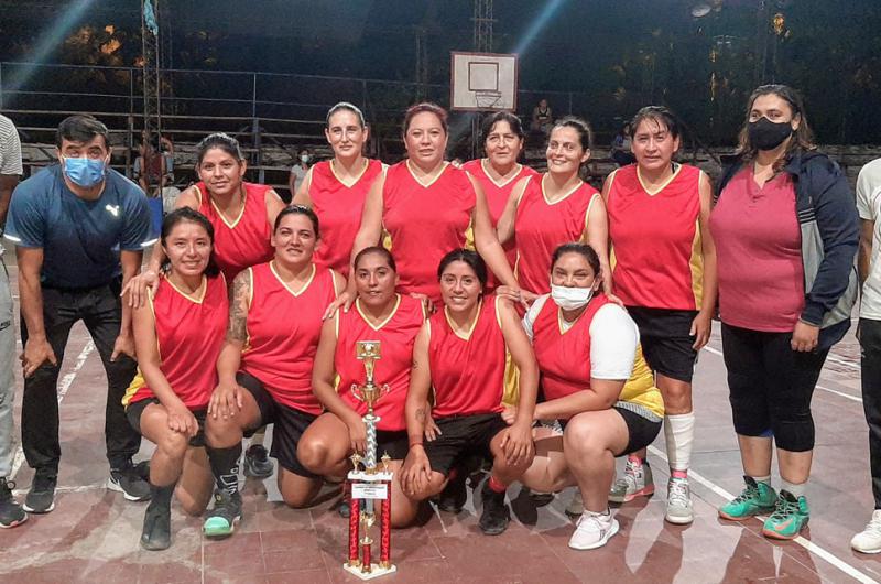 Culminoacute el torneo Relaacutempago de Maxibaacutesquet Femenino