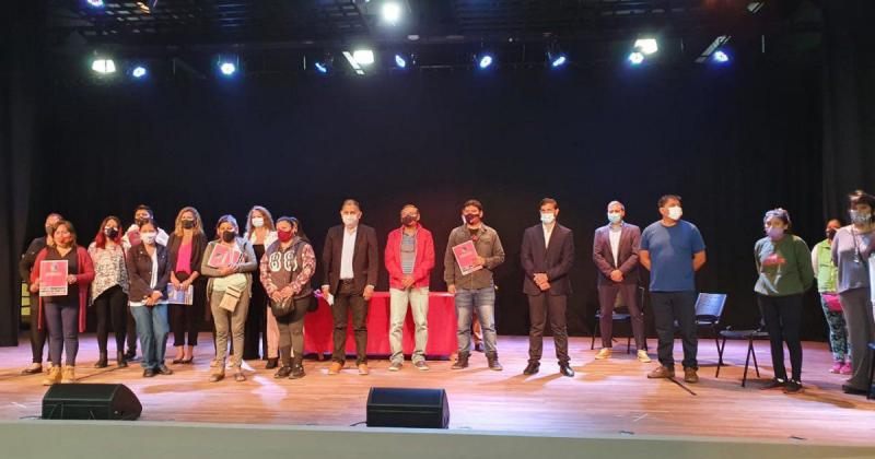 Entregaron creacuteditos a un grupo de emprendedores de San Salvador