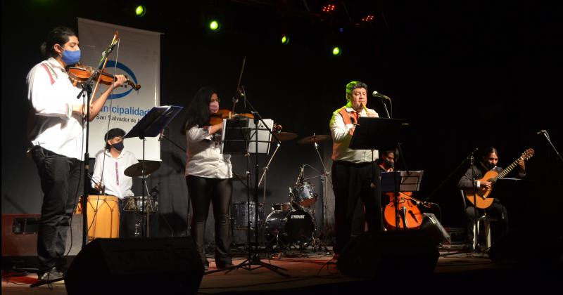 Muacutesica con baluartes jujentildeos y homenaje al personal de Salud en la Serenata a la Ciudad