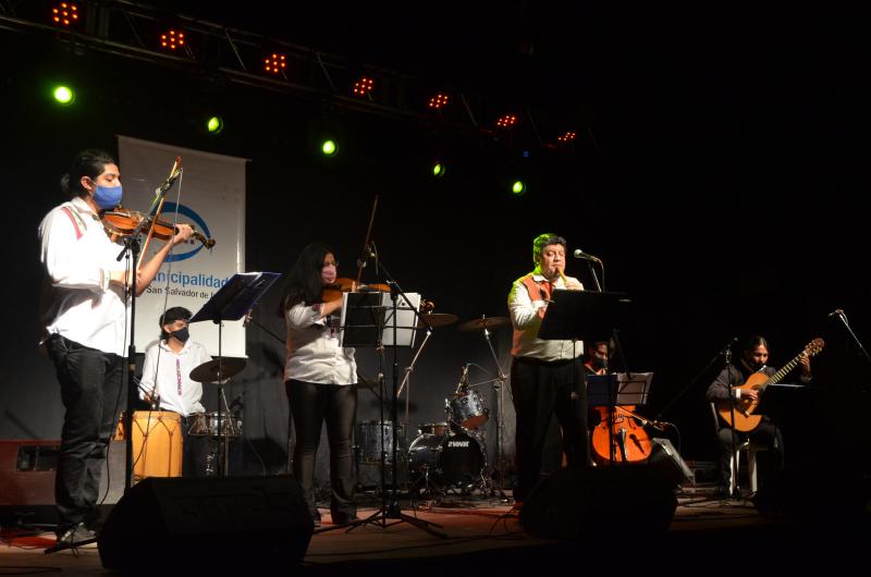 Muacutesica con baluartes jujentildeos y homenaje al personal de Salud en la Serenata a la Ciudad