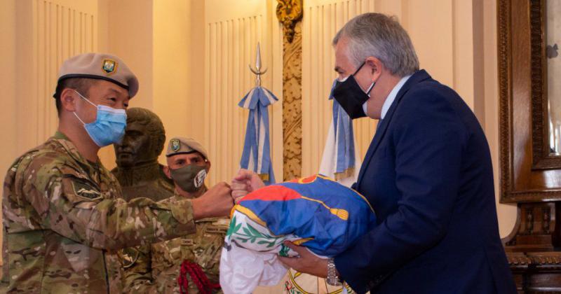 El gobernador Morales recibioacute Bandera de la Libertad Civil que recorrioacute el paiacutes