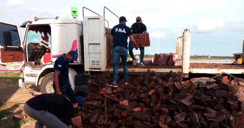 Tres detenidos y media tonelada de marihuana secuestrada en un camioacuten de lentildea