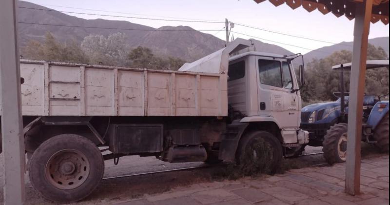 Embargan un camioacuten y un tractor a la comisioacuten municipal de Huacalera