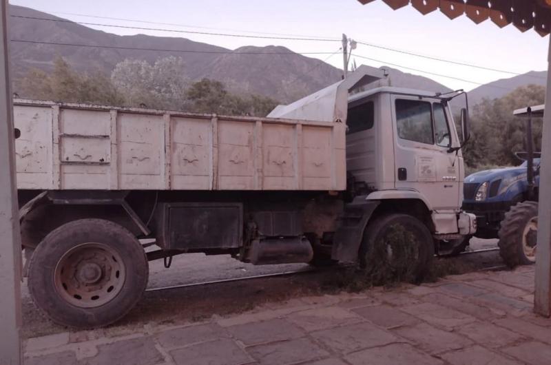 Embargan un camioacuten y un tractor a la comisioacuten municipal de Huacalera