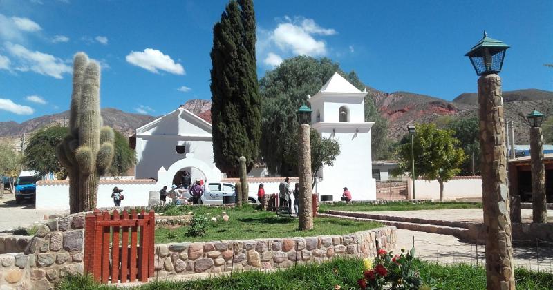 Honras a la Santa Cruz y San Francisco de Paula en el pequentildeo poblado de Uquiacutea  