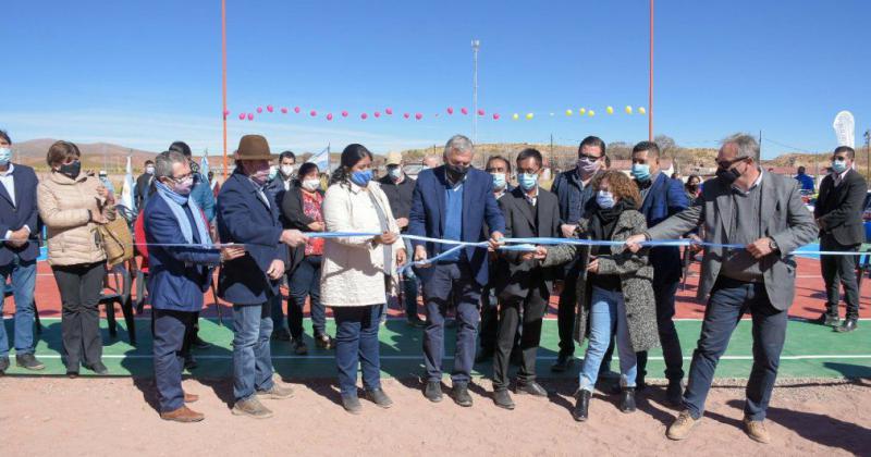 El Gobernador habilitoacute obras y entregoacute equipos en Tres Cruces