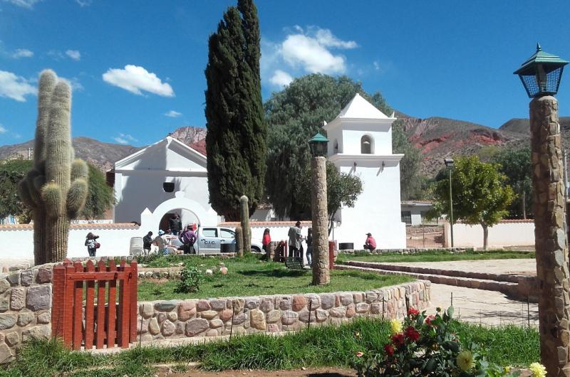 Honras a la Santa Cruz y San Francisco de Paula en el pequentildeo poblado de Uquiacutea  