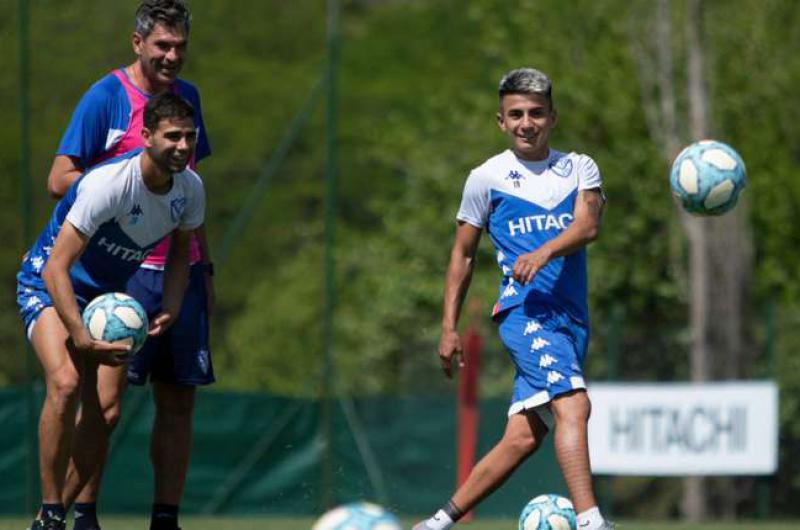 Veacutelez Sarsfield visita a Unioacuten La Calera de Chile