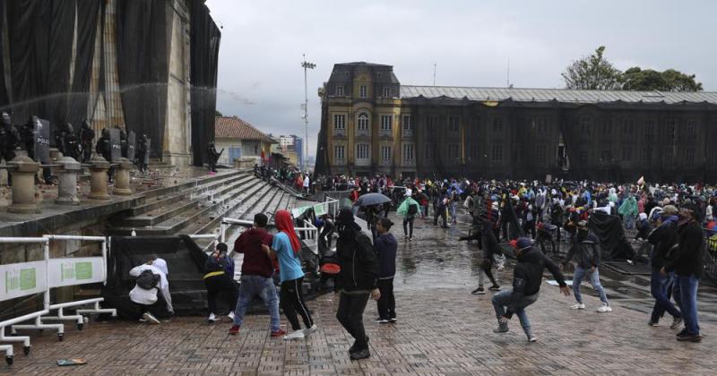 Iniciaron diaacutelogo las autoridades colombianas y los manifestantes
