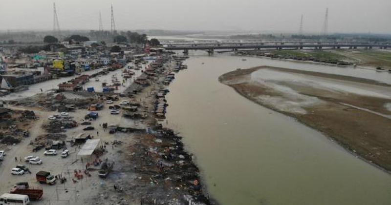 Aparecen cadaacuteveres de presuntas viacutectimas de Covid en el riacuteo Ganges