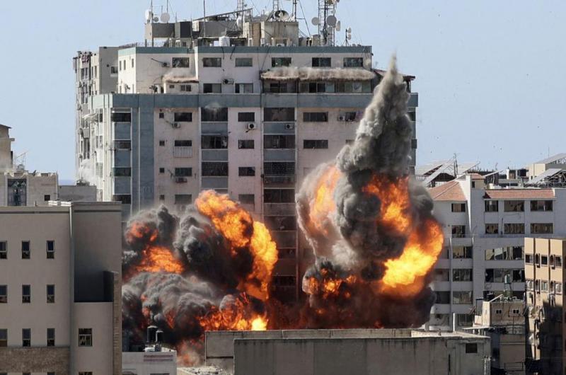 Una nueva ofensiva israeliacute en Gaza y Hamaacutes lanzoacute cohetes sobre Tel Aviv