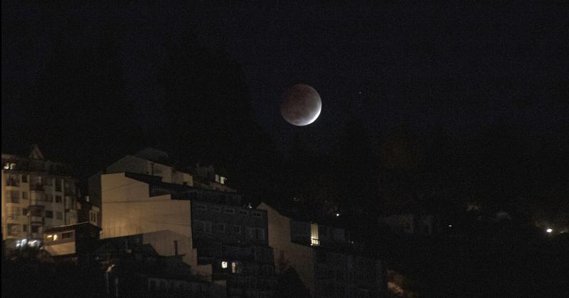 Se produjo la Superluna roja el fenoacutemeno astronoacutemico maacutes importante del antildeo