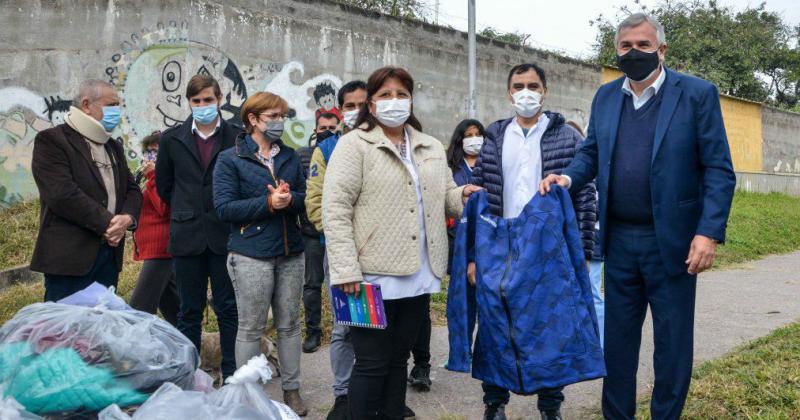 Entregaron abrigos al personal que realiza rastrillajes sanitarios