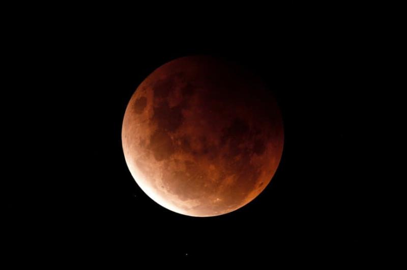 Se produjo la Superluna roja el fenoacutemeno astronoacutemico maacutes importante del antildeo