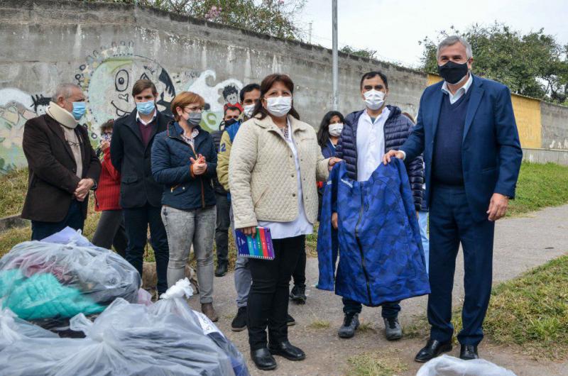 Entregaron abrigos al personal que realiza rastrillajes sanitarios