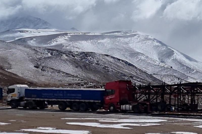 Jama continuaba cerrado por caiacuteda de nieve y viento blanco del lado chileno