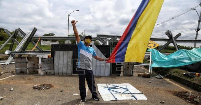Colombia- levantaron 40 puntos de bloqueos de viacuteas por las negociaciones