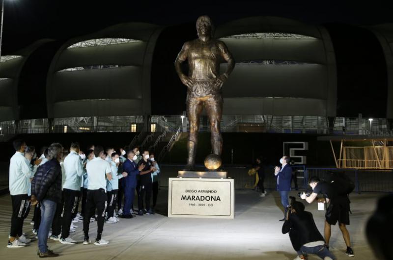 Messi encabezoacute la inauguracioacuten de la estatua de Maradona