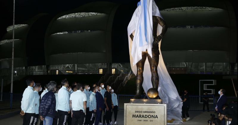 Messi encabezoacute la inauguracioacuten de la estatua de Maradona