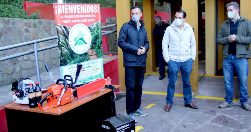 Modernas herramientas para trabajos de mantenimiento en el parque Botaacutenico