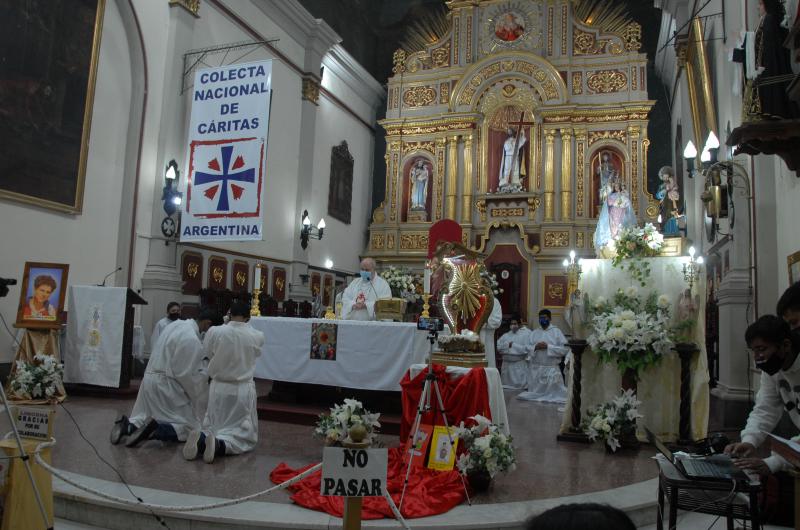 Gran cantidad de fieles veneraron las reliquias del beato Carlo Acutis