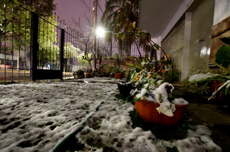 Coacuterdoba amanecioacute cubierta de nieve en la capital y ciudades del interior