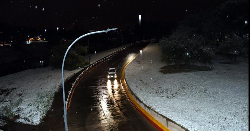 Coacuterdoba amanecioacute cubierta de nieve en la capital y ciudades del interior