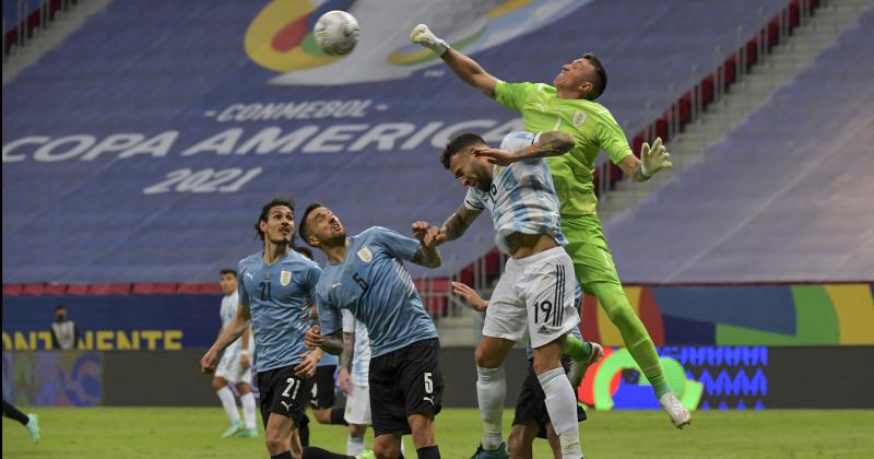 Argentina superoacute a Uruguay con buenos signos futboliacutesticos