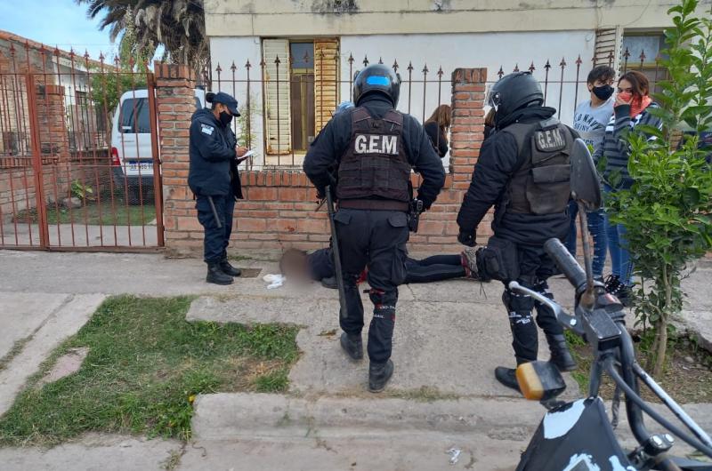 Detienen dos ladrones retenidos por vecinos