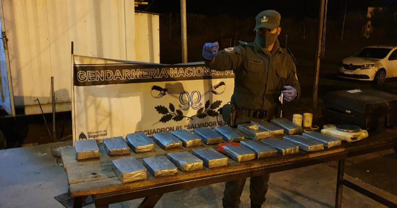 Gendarmeriacutea incautoacute casi 20 kilos de cocaiacutena
