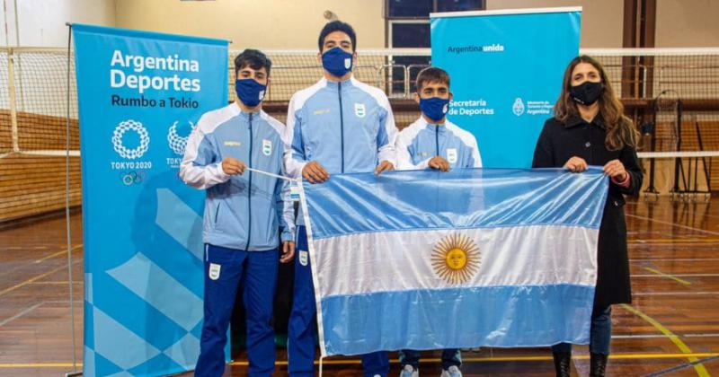 Secretaria de Deportes despide y entrega banderas a atletas argentinos que iraacuten a Tokio