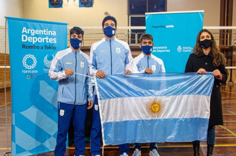 Secretaria de Deportes despide y entrega banderas a atletas argentinos que iraacuten a Tokio