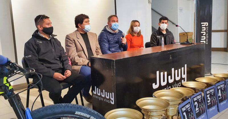 Organizadores durante la presentacioacuten de la competencia