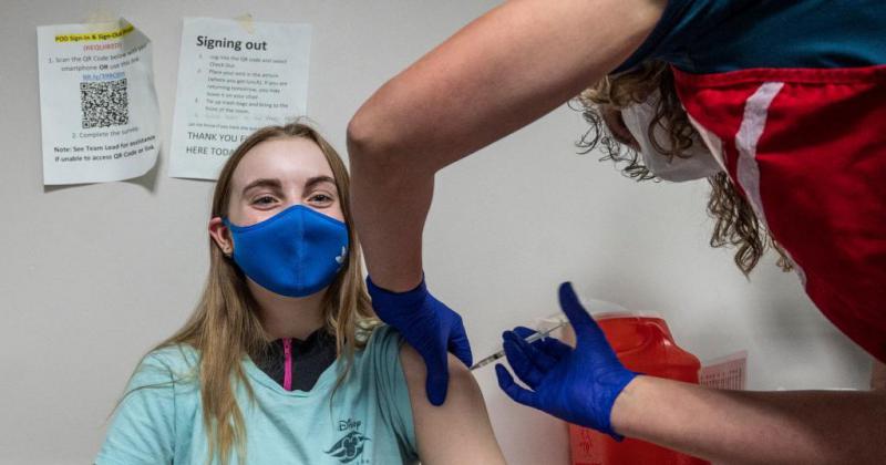 La vacuna de Moderna es eficaz en adolescentes