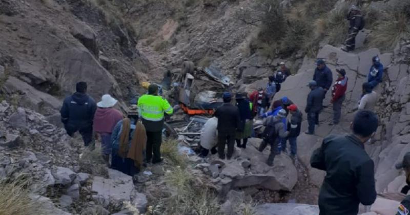 Al menos 24 personas murieron en Bolivia al caer a un precipicio el micro en el que viajaban