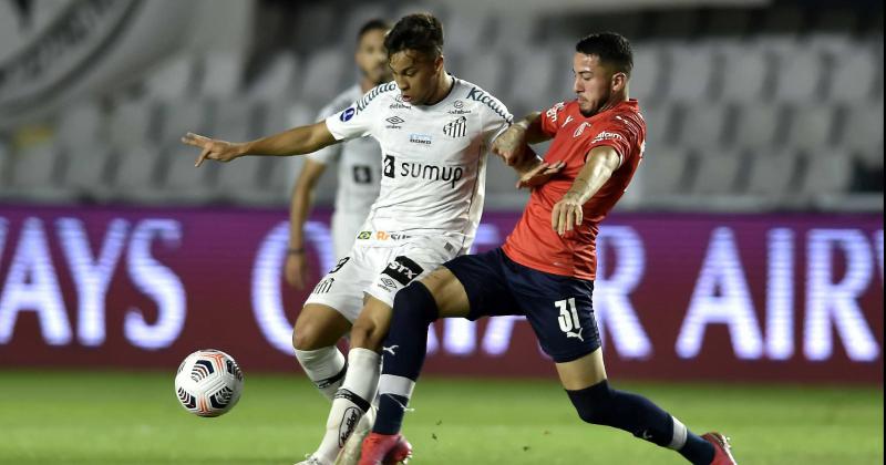 Independiente cayoacute ante Santos pero dejoacute abierto el camino 