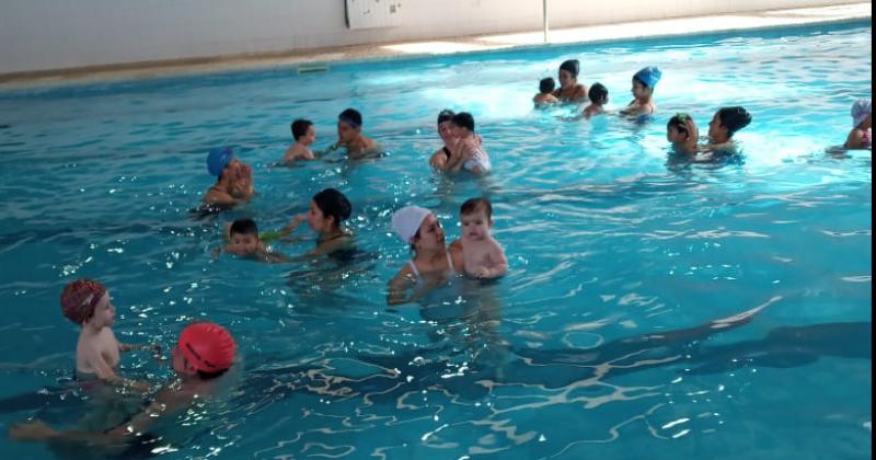 Muestra de natacioacuten infantil