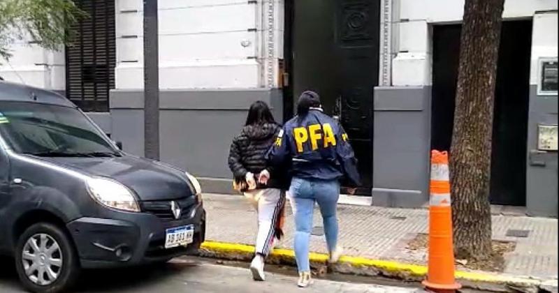 Se haciacutea pasar por promotora y estafaba con falsas ventas de automoacuteviles