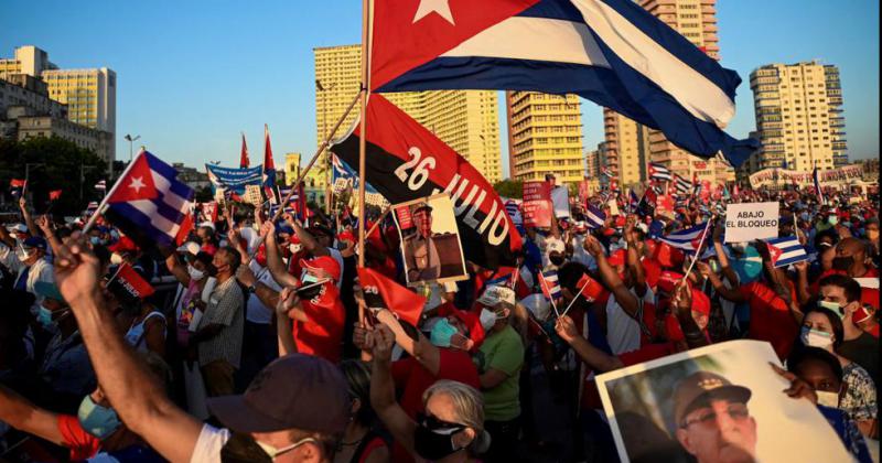 Miles de personas acuden a un acto pro-reacutegimen en La Habana